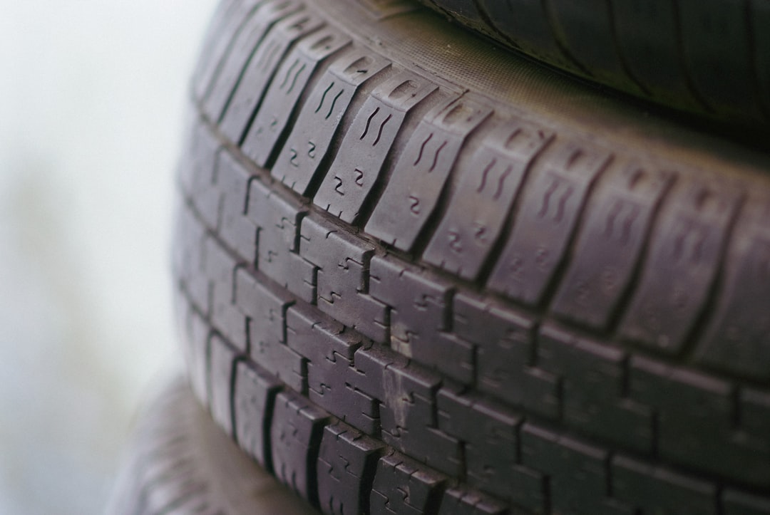 Detailní záběr na běhoun automobilové pneumatiky s výrazným vzorkem