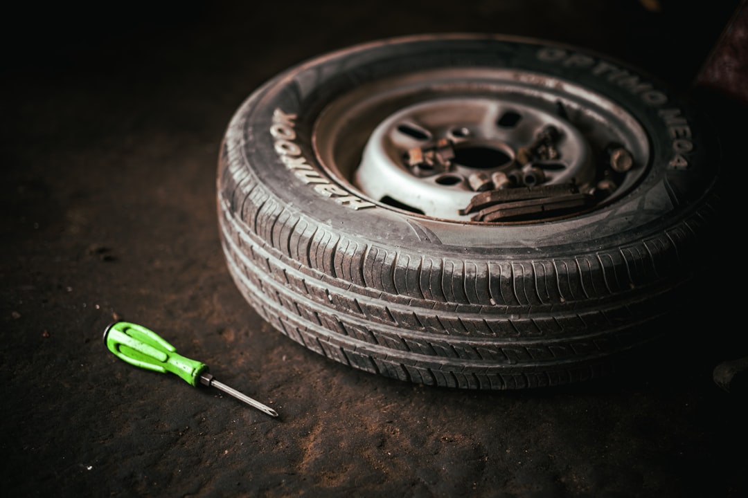 Automobilové kolo s pneumatikou v dílně