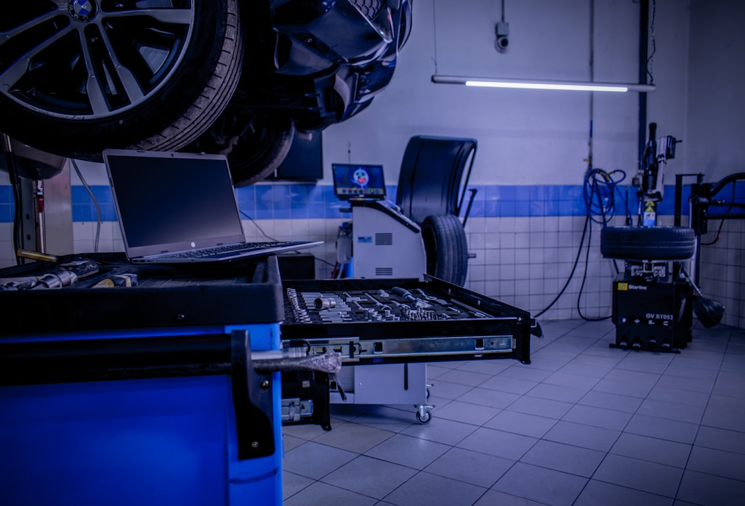 Interiér autoservisu s autozvedákem a diagnostickým vybavením